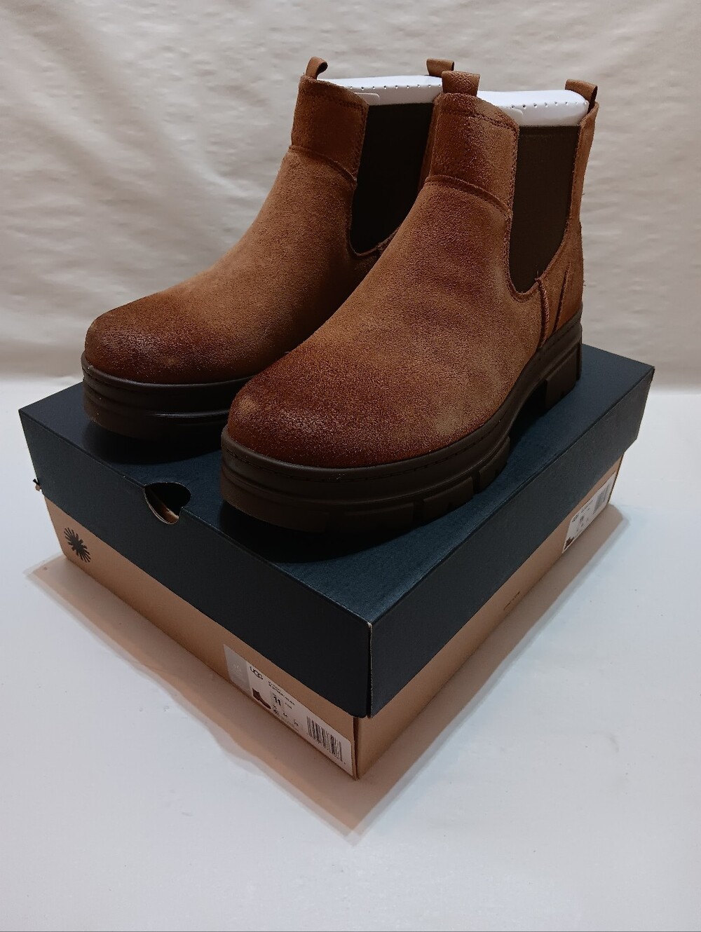 UGG Men's Skyview Chelsea Short Boots Size 11 Chestnut Suede 1135313-CTSD